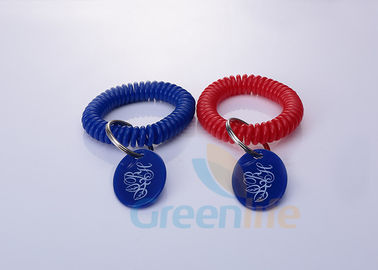 Bobina espiral Stretchable Keychains do pulso com cores feitas sob encomenda/etiqueta oval do logotipo
