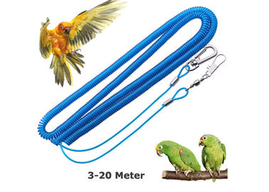 A corda segura do papagaio enrolado impede o voo acidental do pássaro que expande 20 medidores